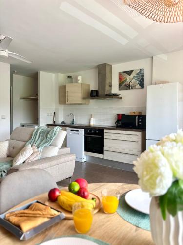 a living room with a table with fruits and vegetables on it at Precious Jungle, à seulement 5 min de Destreland in Baie-Mahault