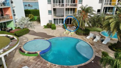 Modern Ground Level Condo, 2 bedrooms, Direct pool accessの敷地内または近くにあるプール
