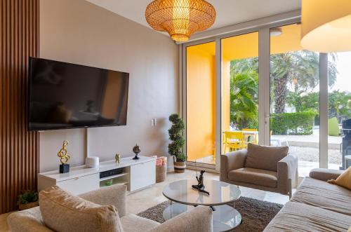 Modern Ground Level Condo, 2 bedrooms, Direct pool accessにあるテレビまたはエンターテインメントセンター