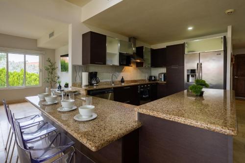 Kuchyň nebo kuchyňský kout v ubytování 4 Bedrooms modern Condo at walking distance from Eagle beach
