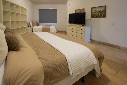 Postel nebo postele na pokoji v ubytování 4 Bedrooms modern Condo at walking distance from Eagle beach