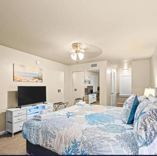 Un dormitorio con una cama grande y un televisor. en Galveston Waterfront, en Galveston