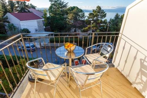 マリンスカにあるFrajona Apartmentsのテーブル(椅子2脚付)、バルコニー(フルーツ1杯付)