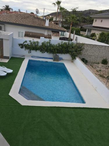 a swimming pool in the backyard of a house at Apartamentos Paraíso in Albir