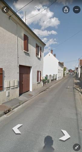 une rue vide avec des flèches au milieu de la route dans l'établissement Nuit Sauvage - Love Room pour Fantasmes Réalisés, à Thiers-sur-Thève