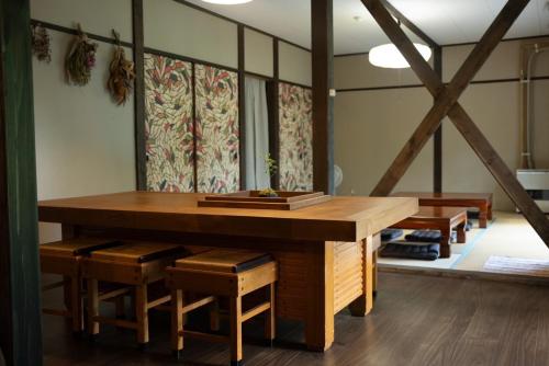a dining room with a table and some chairs at Tanigawa Valley Lodge & Coffee Roastery in Minakami