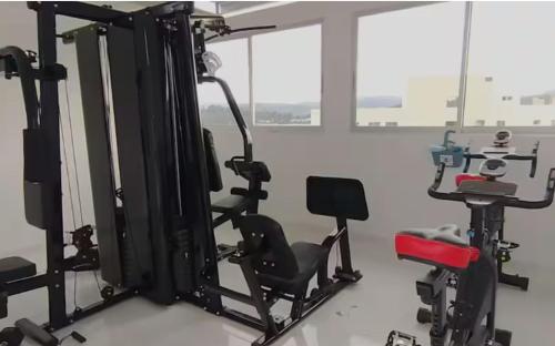 a room with a gym with a chair and exercise equipment at PAIPA Hermoso apartamento en RUSTICO 709 in Paipa