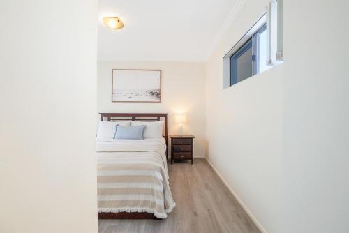 Katil atau katil-katil dalam bilik di Dwell 40, Oceanfront Apartment