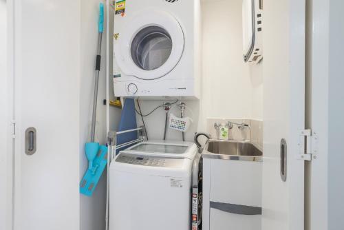 Gambar di galeri bagi Dwell 40, Oceanfront Apartment di Bargara