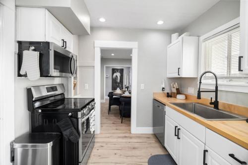Η κουζίνα ή μικρή κουζίνα στο Craftsmen Gem 2-BR House Walk Whiskey RowSleep 6