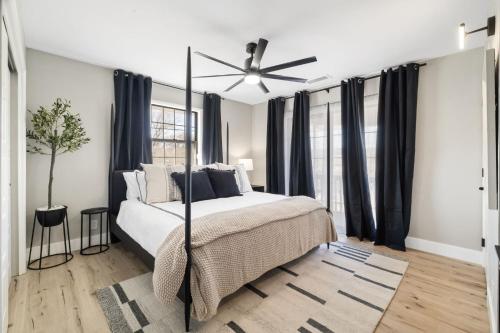 a bedroom with a bed and a ceiling fan at Craftsmen Gem 2-br House Walk Whiskey Rowsleep 6 in Prescott