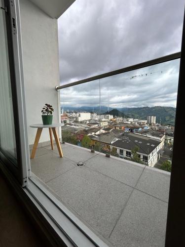 a balcony with a table and a view of a city at Sofisticado con Ubicación privilegiada - Estrato 5 in Manizales