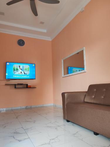 TV a/nebo společenská místnost v ubytování Chalet Restu Mak Abah Pool Merlimau Melaka