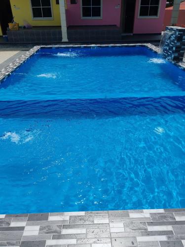 Bazén v ubytování Chalet Restu Mak Abah Pool Merlimau Melaka nebo v jeho okolí