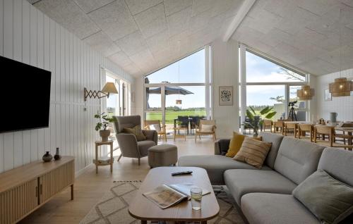 Una sala de estar con un sofá y un televisor. en Pet Friendly Home In Saltum With Sauna, en Saltum