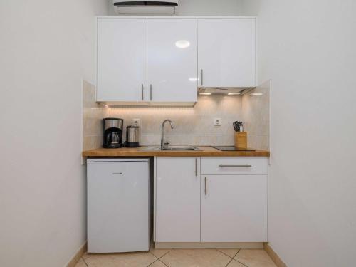 Wonderful Krk Island Stay Shared Pool, Grill Patio, and Nearby Beaches - Studio Apartment