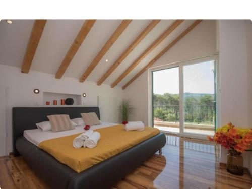 Un dormitorio con una cama grande con toallas. en Villa P - Holiday Home, en Šibenik
