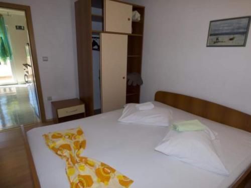 ein Bett in einem Zimmer mit einer Giraffendecke darauf in der Unterkunft Beachfront Apartments Pla a - Two Bedroom Apartment A2 in Ivan Dolac