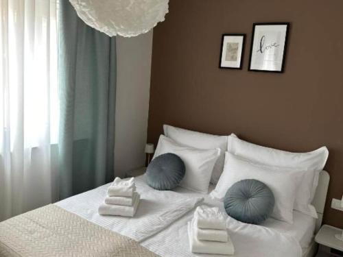 One Bedroom Apartment with Balcony and City View