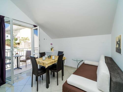 Posezení v ubytování Villa Samba - Two Bedroom Apartment with Balcony and Sea View