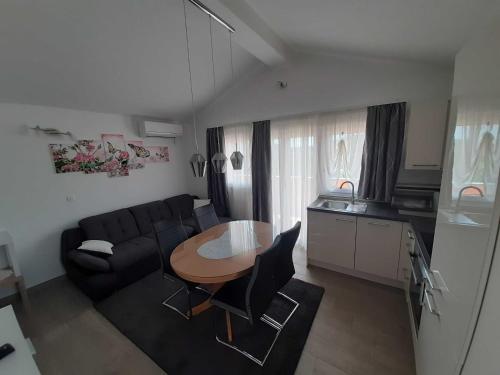 Cozy Apartments with Private Balcony Vinisce - Comfort Two Bedroom Apartment