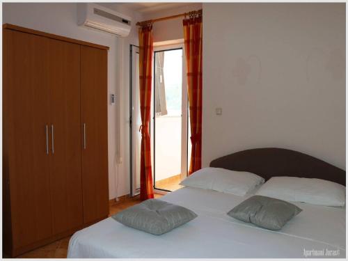 Apartments Juras - Studio Apartment with Balcony and Side Sea View Tea