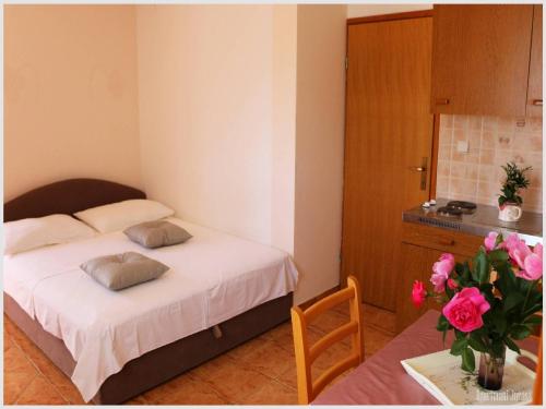 Apartments Juras - Studio Apartment with Balcony and Side Sea View Tea