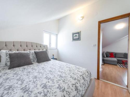 Apartments Meri & Karla - Two Bedroom Apartment with Balcony and Sea View