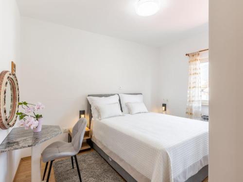 Apartment Merita - Two Bedroom Apartment with Balcony