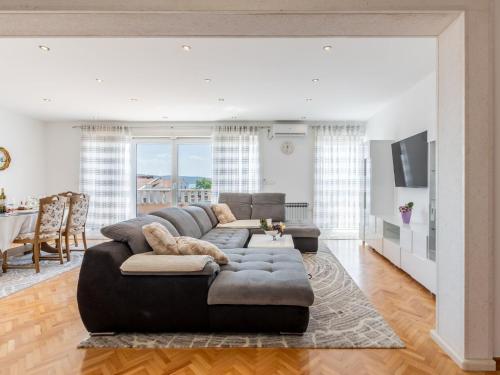 Apartment Merita - Two Bedroom Apartment with Balcony