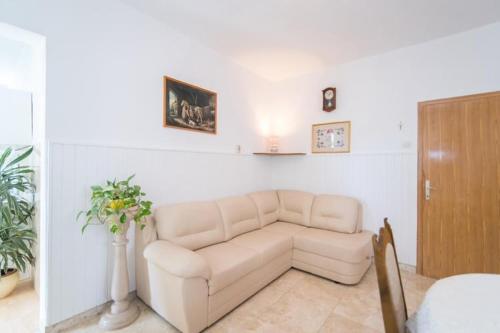 Apartment Vrandecic - Two Bedroom Apartment with Garden Terrace