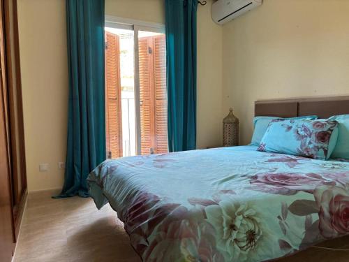 1 dormitorio con 1 cama con cortinas azules y ventana en Holiday Home in Vera near Vera Playa, en Vera