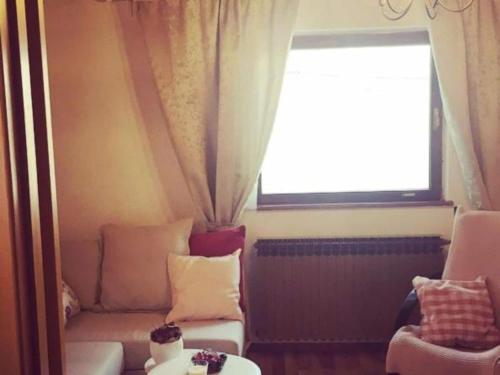 Χώρος καθιστικού στο Holiday Home with Three Bedrooms and Garden