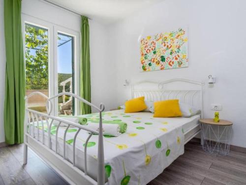 Katil atau katil-katil dalam bilik di Tranquil Oasis Holiday Home Primorski Dolac with Pool - Three Bedroom Holiday Home with Pool
