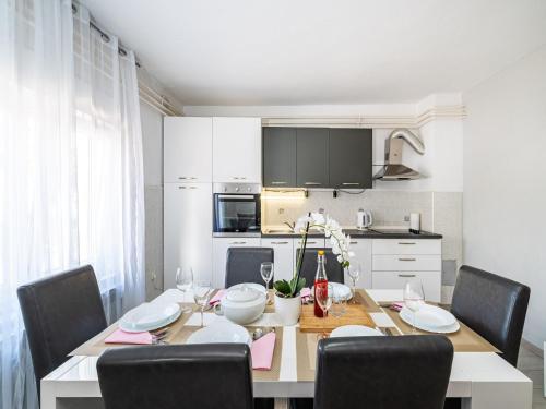 Holiday Home Villa Vesna Lux - Five Bedroom Villa with Swimming Pool