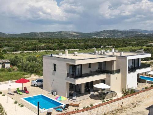 Villa Sunrise with Outdoor Pool - 4 Bedroom & Pool