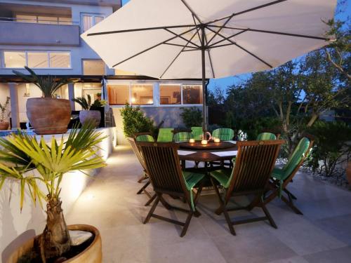Okrug Gornji Luxurious Escape Villa with Pool - Five Bedroom Villa with Pool