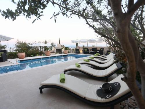 Okrug Gornji Luxurious Escape Villa with Pool - Five Bedroom Villa with Pool