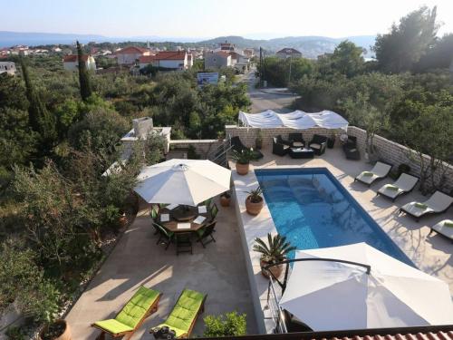 Okrug Gornji Luxurious Escape Villa with Pool - Five Bedroom Villa with Pool