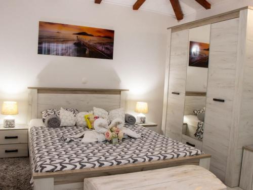 una camera da letto con un letto con sopra degli animali di peluche di Authentic Dalmatian Treasure Homes - House Wood a Orebić (Sabbioncello)