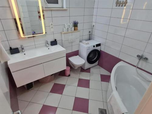 O baie la Luxury apartment Ani - Three Bedroom Apartment with terrace and Swimming pool