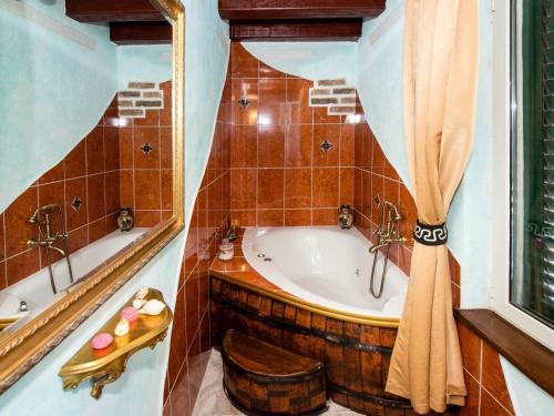 Authentic Dalmatian Hillside Escape with Pool, Sauna & BBQ - Seven Bedroom Holiday Homeにあるバスルーム