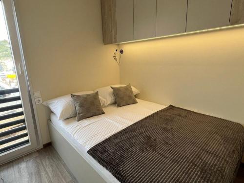 een slaapkamer met een bed met twee kussens erop bij Two Bedroom Mobile Home with Terrace and Sea View in Drage