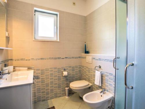Koupelna v ubytování Wonderful Brsec Apartments with Sea View and Shared Pool - Comfort One Bedroom Apartment