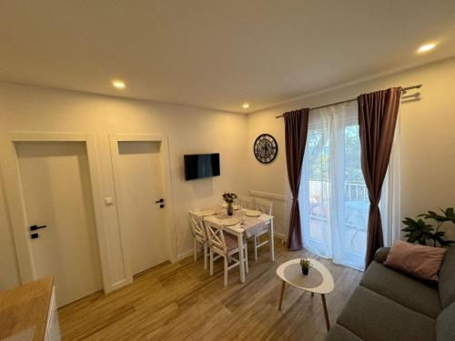 Apartment & Rooms Papa - Two Bedroom Apartment with Balcony and Partial Sea View