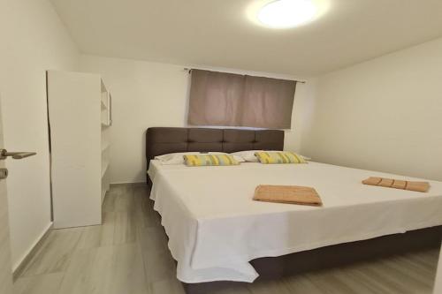 Giường trong phòng chung tại Luxury apartment Ani II - Two Bedroom Apartment with Terrace