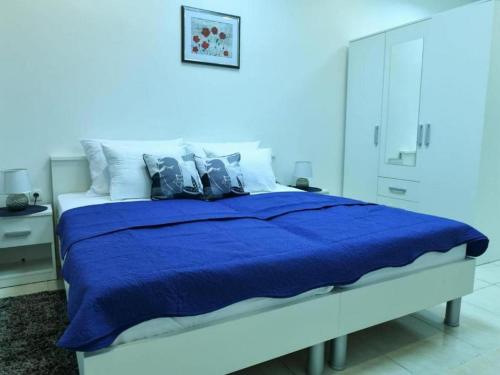 una camera blu con un grande letto con lenzuola blu di Charming Sinj Town Studio Apartments - Studio Apartments a Sinj (Signo)