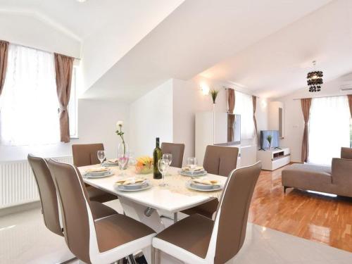 Imagem da galeria de Five Bedroom Holiday Home em Trilj