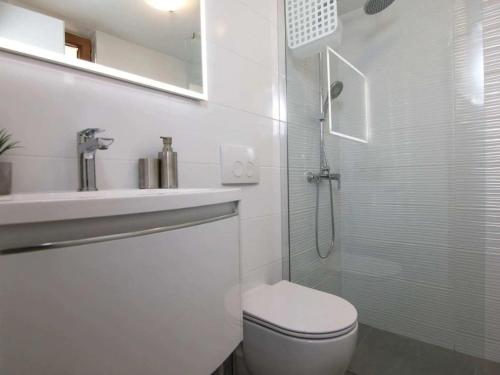 Koupelna v ubytování Secluded Oasis with Pool, Outdoor Kitchen, & Landscaped Terraces - Three Bedroom Villa