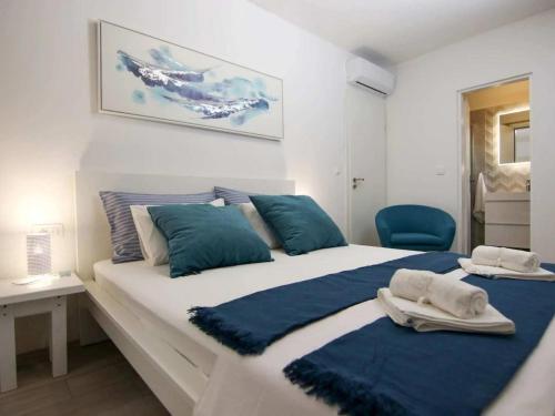 Postel nebo postele na pokoji v ubytování Secluded Oasis with Pool, Outdoor Kitchen, & Landscaped Terraces - Three Bedroom Villa